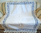 Fata de masa Vintage din bumbac cu broderie manuala blue onion si margine de dantela croset