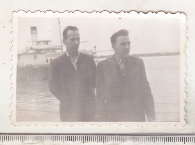 bnk foto Barbati pe malul Dunarii foto