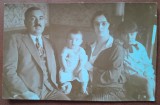 Fotografie tip carte postala, familie, perioada interbelica