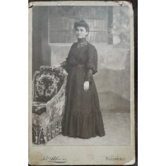 Fotografie pe carton, femeie langa fotoliu, sfarsit de secol XIX