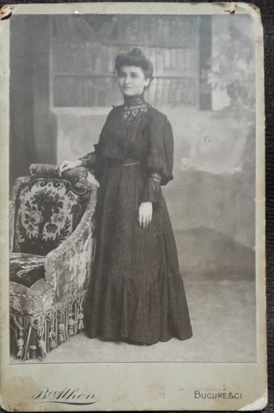 Fotografie pe carton, femeie langa fotoliu, sfarsit de secol XIX