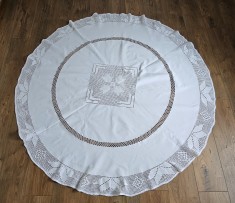 FATA DE MASA VINTAGE CIRCULARA DIN BUMBAC GROS CU INSERATII CROSET MANUA foto