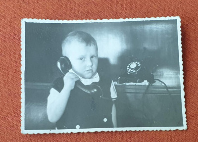 Fotografie poza din album de familie, anii 1960 - bebe cu telefon foto