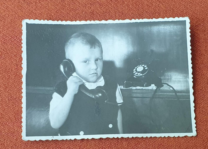 Fotografie poza din album de familie, anii 1960 - bebe cu telefon