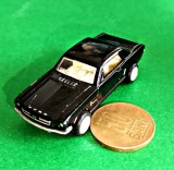 Ford Mustang 1964 &frac12; Kinsmart, Made in China. Diecast, carcasă metalică neagră. Parbriz stare bună, roți &icirc;n stare bună, cu pneuri cauciuc &amp; crom W