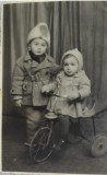 1944 Foto copii cu tricicleta / copilarie in razboi / jucarii si imbracaminte