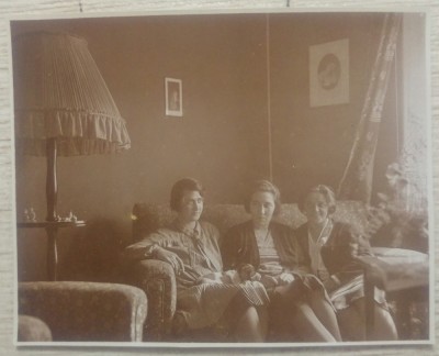 Domnisoare pe canapea, interior boieresc// fotografie romaneasca interbelica foto