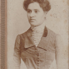 FOTOGRAFIE DOAMNA anul 1904 pe carton105 X 65 mm.