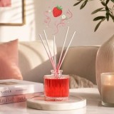 Odorizant de camera cu betisoare parfumate, aroma capsuni si cheesecake, 90 ml, CMCLASS