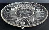 Platou vintage Walther Glas cu 3 picioruse, pentru tort, din cristal masiv taiat manual, cu medalion floral si ornamente geometrice, diametru 29 cm