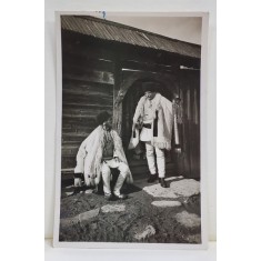TARANI DIN CARPATI , FOTOGRAFIE TIP CARTE POSTALA , DUPA K. HILSCHER , INTERBELICA