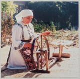 Femeie torcand la roata// fotografie de presa anii &#039;90-2000, Romania 1900 - 1950, Portrete