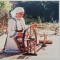 Femeie torcand la roata// fotografie de presa anii &#039;90-2000
