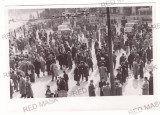 5301 - BUCURESTI, Market, old cars (18/13 cm) - old Press PHOTO - 1940, Romania 1900 - 1950, Sepia, Spatiu