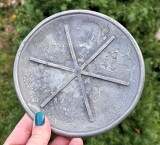 VECHE FARFURIE DECORATIVA DIN ZINC MASIV CU MOTIVE ASIATICE