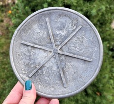 VECHE FARFURIE DECORATIVA DIN ZINC MASIV CU MOTIVE ASIATICE