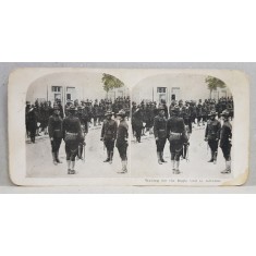 SOLDATI AMERICANI ASTEPTAND APELUL PENTRU AVANSARE , FOTOGRAFIE STEREOSCOPICA , MONOCROMA, PRIMUL RAZBOI MONDIAL