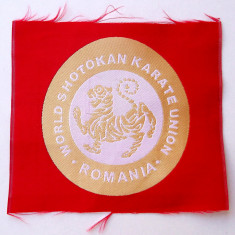 ECUSON WORLD SHOTOKAN KARATE UNION ROMANIA pe fundal rosu, 70 mm **