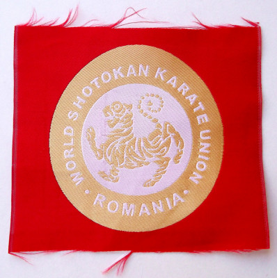 ECUSON WORLD SHOTOKAN KARATE UNION ROMANIA pe fundal rosu, 70 mm ** foto