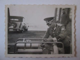 Mini fotografie 60 x 45 mm ofiter nazist anii 40,in fundal auto Mecedes
