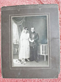 Fotografie pe carton, ofiter cu mireasa sa, perioada interbelica