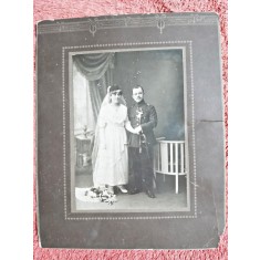 Fotografie pe carton, ofiter cu mireasa sa, perioada interbelica