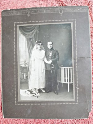 Fotografie pe carton, ofiter cu mireasa sa, perioada interbelica foto