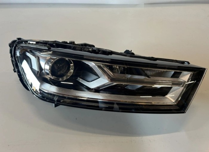 Audi Q7 4M Headlight/headlamp 4M0941006