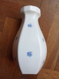 Zsolnay vază hexagonală din porțelan cu model floral lateral, &icirc;n jurul anului 1910