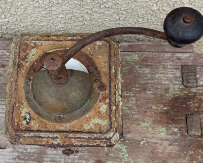 Rasnita veche metalica foto