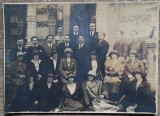 Fotografie de grup din perioada interbelica in fata unei biserici