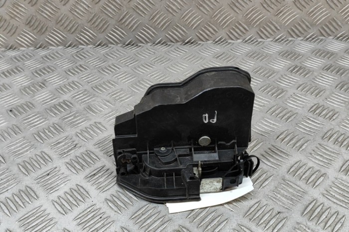 &Icirc;ncuietoare ușă dreapta față BMW 4 Coupe F32, F82 2016 OEM: 7202144 27868459