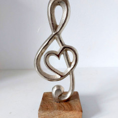 Ornament trofeu muzica cheia sol si inima, aluminiu si baza lemn, 22cm