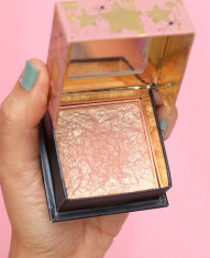 Pudra iluminatoare fard de obraz Benefit Gold Rush Blush foto