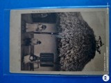 Fotografie tarani romani in fata unei case cu un cuib de berze pe acoperis, format carte postala