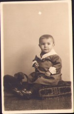 HST P1239 Poza copil cu ca?el de plu? studio Fischer Sibiu interbelic foto