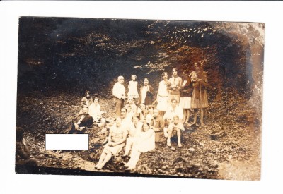 Foto tip CP grup de personaje pe malul unui rau, 1929 foto