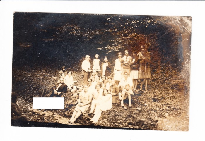 Foto tip CP grup de personaje pe malul unui rau, 1929