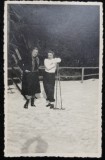 Fotogrtafie tip Carte Postala, Doua prietene la schi, perioada interbelica