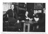 M1536N Veturia Goga cu prietenii săi juc&acirc;nd cărți la Ciucea, anii 1930