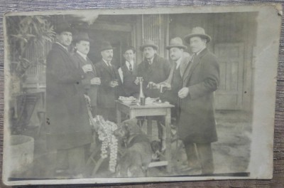 Scena din bodega, Bucuresti 1923// foto tip CP foto