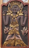 Panou balinez sculptat &icirc;n lemn &ndash; divinitate/apsară cu lotuși, policromie și aurire, artă indoneziană, decor exotic/boho