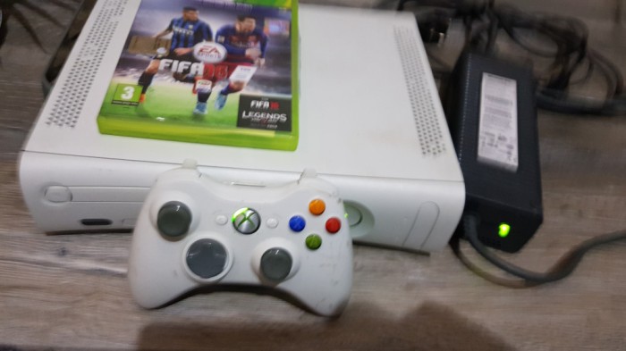 XBOX360 consola XBOX 360 cu mufa HDMI + 1 joc de fotbal cadou FIFA 16 original