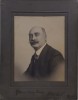DOMN ENGLEZ CU MUSTATA IN FURCULITA , POZAND IN STUDIO , FOTOGRAFIE MONOCROMA, STUDIO DIN LONDRA , PASPARTU DIN CARTON , CCA. 1900