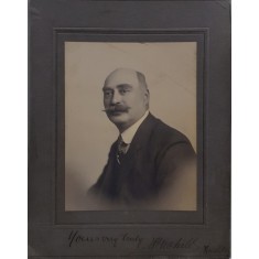 DOMN ENGLEZ CU MUSTATA IN FURCULITA , POZAND IN STUDIO , FOTOGRAFIE MONOCROMA, STUDIO DIN LONDRA , PASPARTU DIN CARTON , CCA. 1900