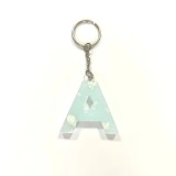 Breloc Personalizat Litere din Rășină &ndash; Model &bdquo;Cer senin cu Norișori&rdquo; &ndash; Cadou Handmade Unicat