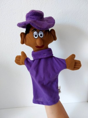 Marioneta papusa pe mana baiat negru cu haine mov foto