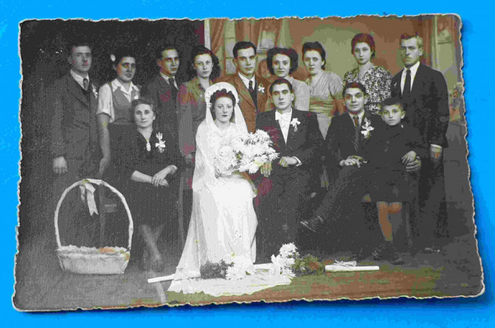 Fotografie veche datata 1944 - Nunta la romani - poza studio cu familia