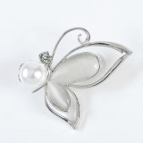 Brosa martisor fluture argintiu cu perla