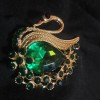 Brosa vintage cu multiple pietre multifatetate verde translucid,Lebada frumoasa